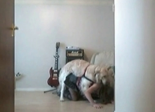 Submissive slut fucks a shaggy doggo
